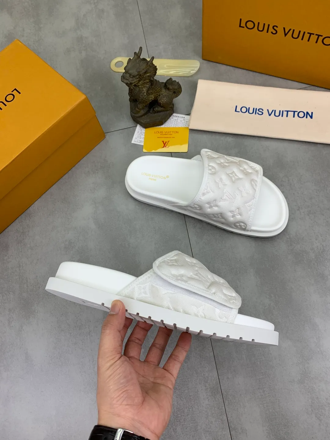 Men's shoes 💰P320 💰[New style]🆘 Original quality [LOUIS VUITTON] The popular Louis Vuitton LV men's slippers on the official website are on sale simultaneously! Original fabric imported from Italy, original factory special supply, code number: 38-44 (45 customized), many colors available